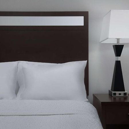 Hampton Inn Стейтсборо Экстерьер фото