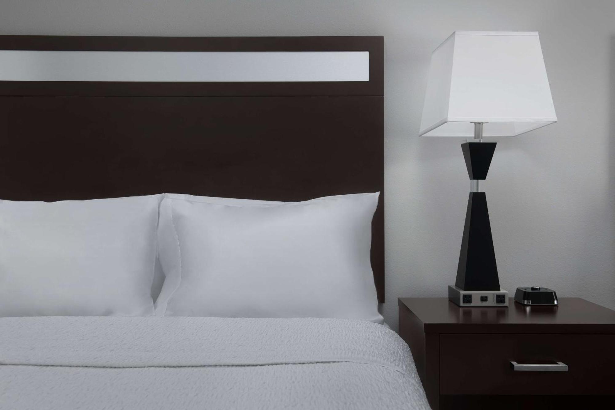 Hampton Inn Стейтсборо Экстерьер фото
